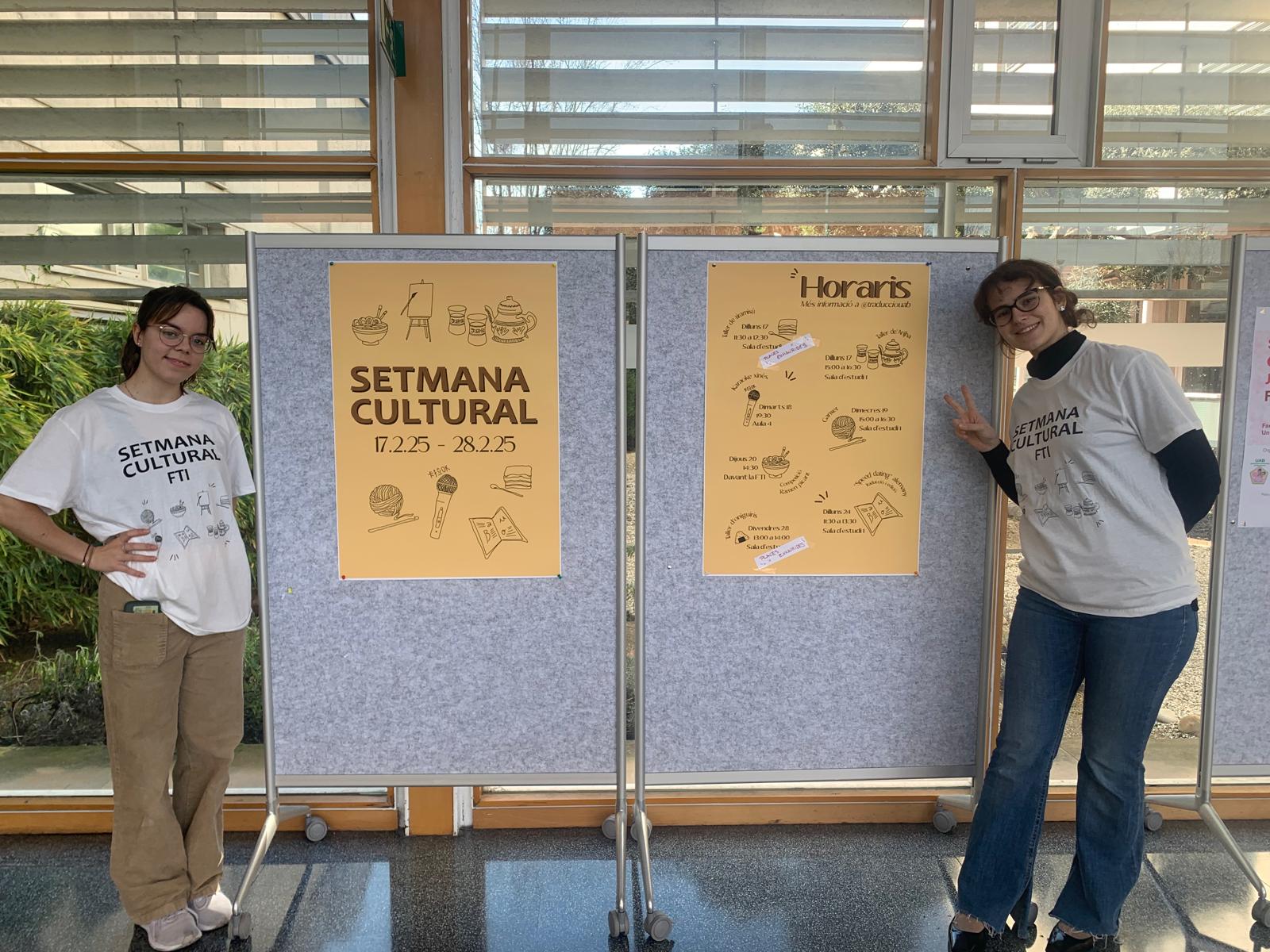 Becaries de comunicació amb els posters de la Setmana Cultural